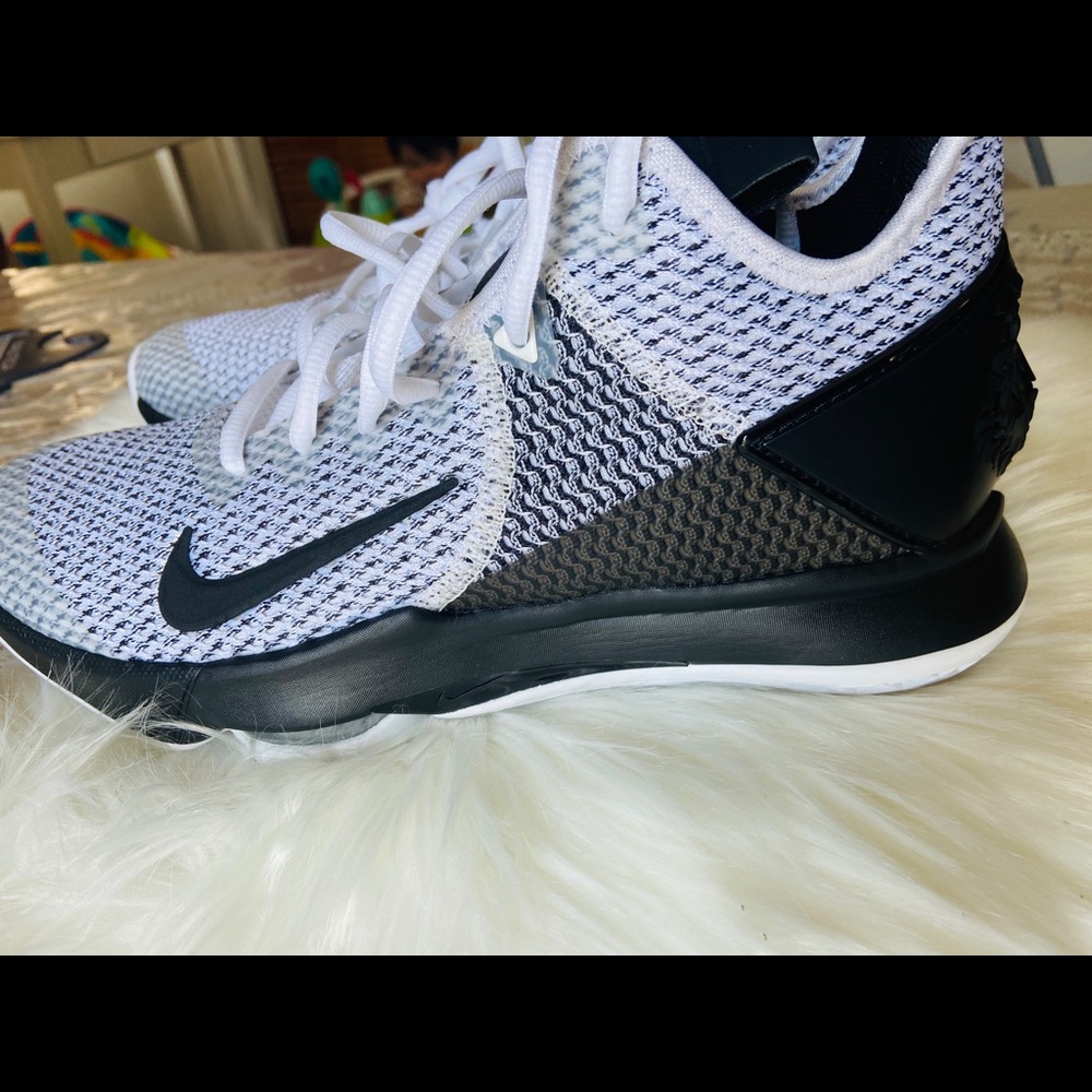 🆕New Nike lebrom IV size 8.5 basquetbol